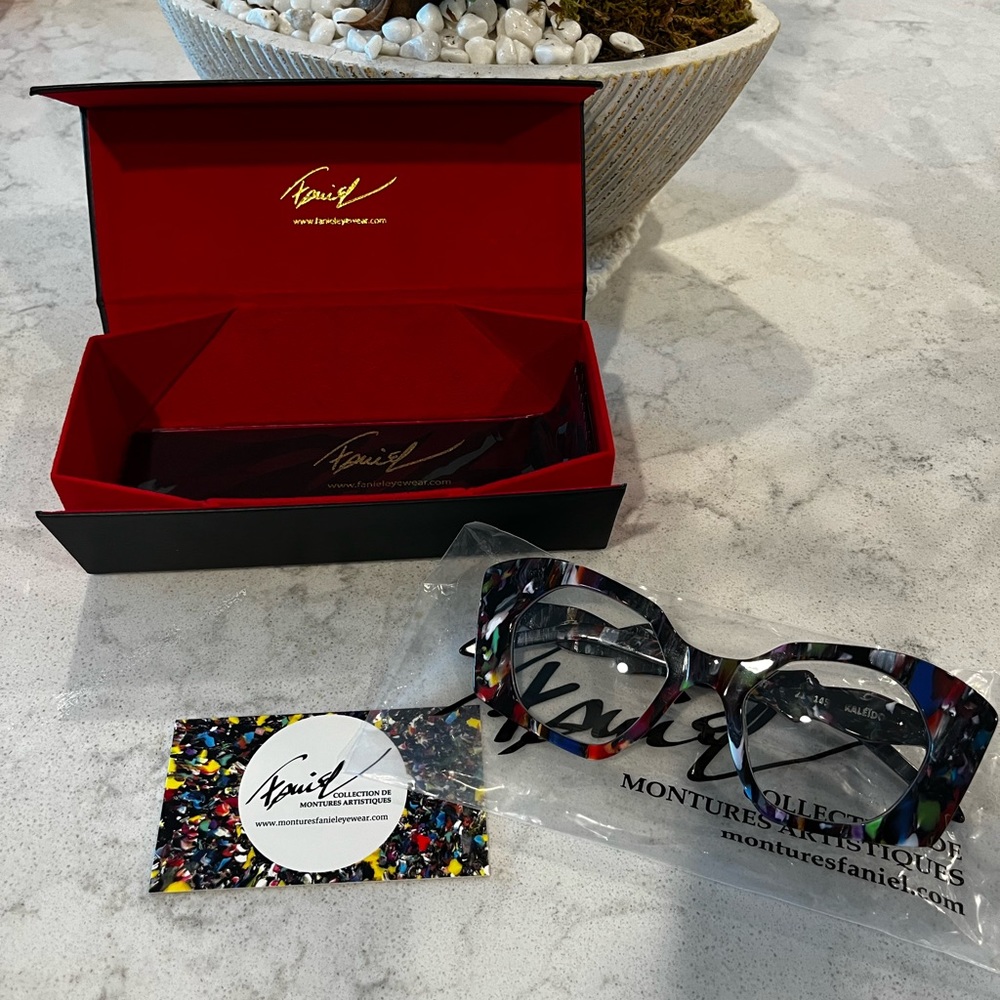 Faniele eyeglass frame.